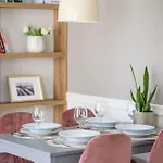 Lägenhet Charming One Bedroom With Air Conditioning In The Capital By Renters Warszawa
