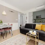 Charming One Bedroom With Air Conditioning In The Capital By Renters Lägenhet *