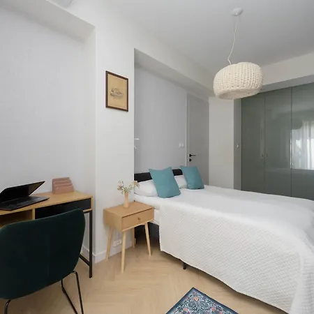 Charming One Bedroom With Air Conditioning In The Capital By Renters Lägenhet
