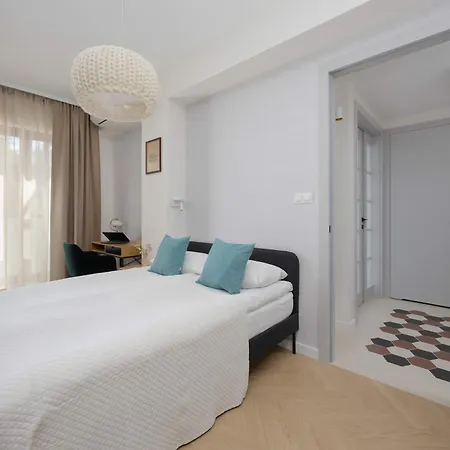 Charming One Bedroom With Air Conditioning In The Capital By Renters * Warschau