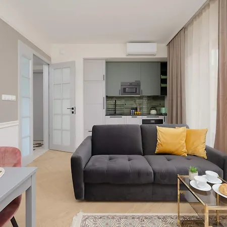 Charming One Bedroom With Air Conditioning In The Capital By Renters דירה ורשה