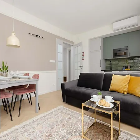 Charming One Bedroom With Air Conditioning In The Capital By Renters Apartment *