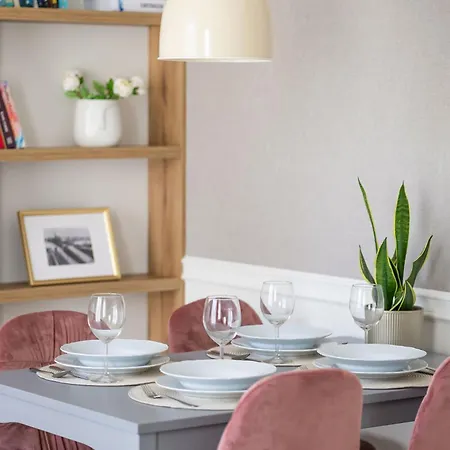 Apartament Charming One Bedroom With Air Conditioning In The Capital By Renters Warszawa